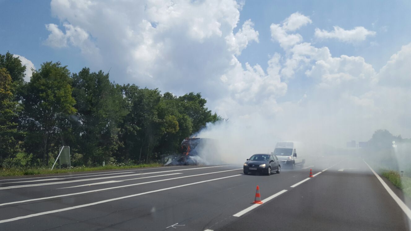 LKW-Anhänger brennt auf S4 (24.07.2018)